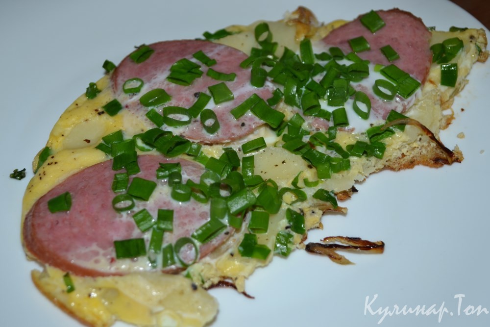 Яичница с колбасой и картофелем