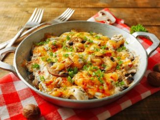 Жареные грибы и курица под сыром
