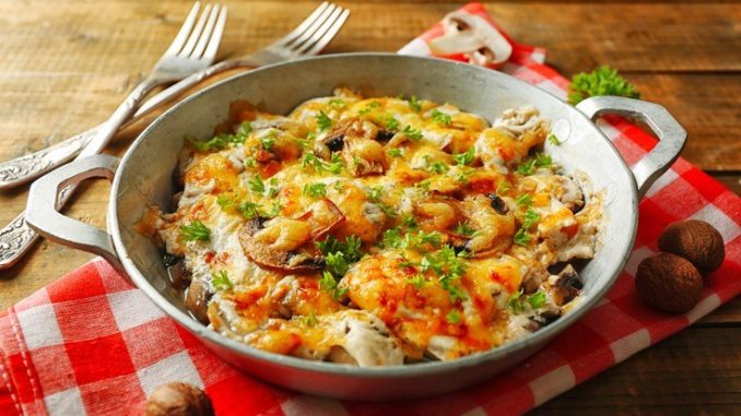 Жареные грибы и курица под сыром Жареные грибы и курица под сыром