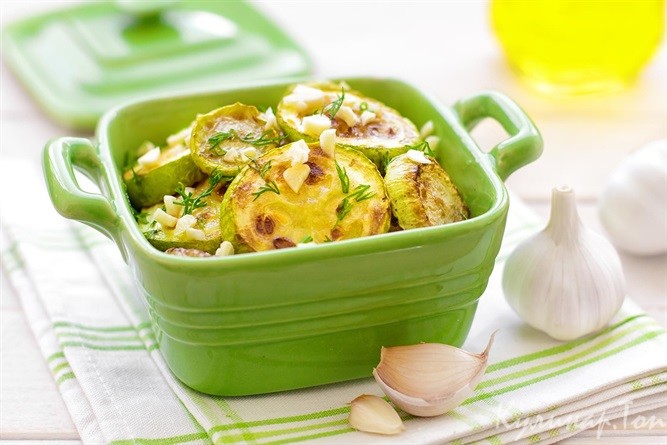 Жареные кабачки с плавленым сырком и чесночным соусом