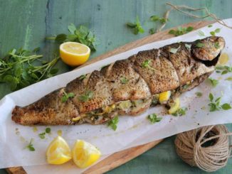 Чир, запеченный в фольге с лимоном и зеленью