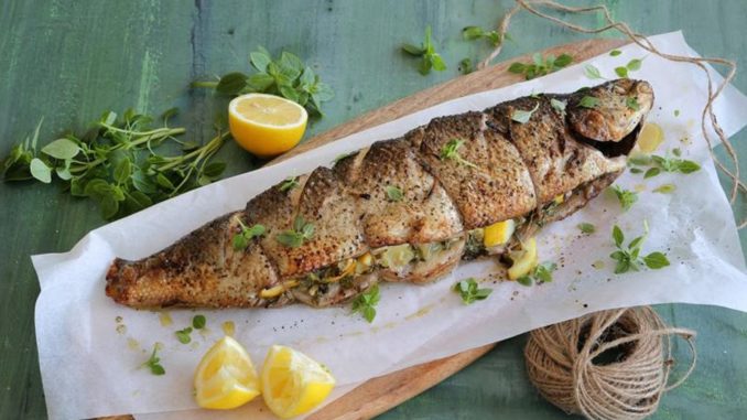 Чир, запеченный в фольге с лимоном и зеленью Чир, запеченный в фольге с лимоном и зеленью