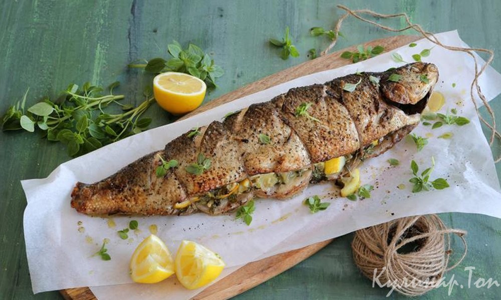 Чир, запеченный в фольге с лимоном и зеленью