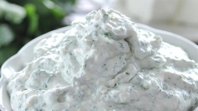 Фета с чесноком и зеленью Фета с чесноком и зеленью