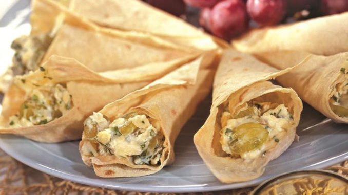 Кулечки из лаваша с сыром и виноградом Кулечки из лаваша с сыром и виноградом