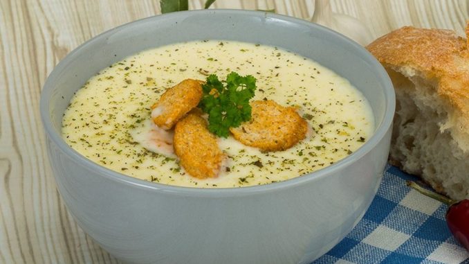 Куриный суп с плавлеными сырками и чесночными сухариками с плавлеными сырками и чесночными сухариками