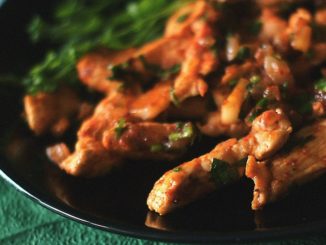 Курица с лимоном, чесноком и розовым перцем