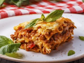 Лазанья с соусом и сыром моцарелла