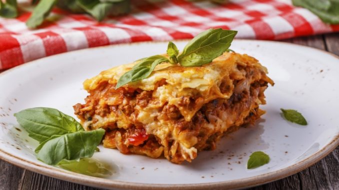 Лазанья с соусом и сыром моцарелла Лазанья с соусом и сыром моцарелла