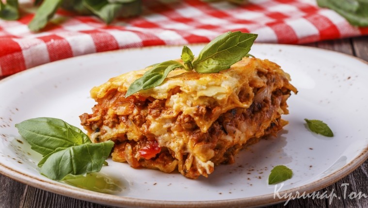 Лазанья с соусом и сыром моцарелла