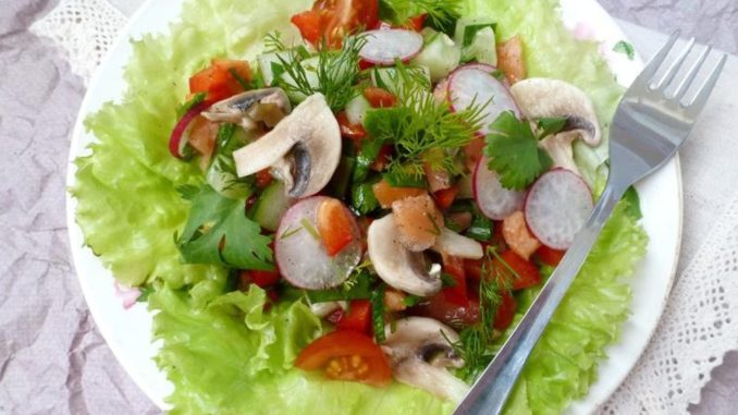 Овощной салат с копченой сёмгой Овощной салат с копченой сёмгой