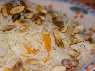 Рисовая каша с арахисом и овощами