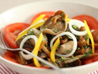 Салат из маринованных грибов с овощами