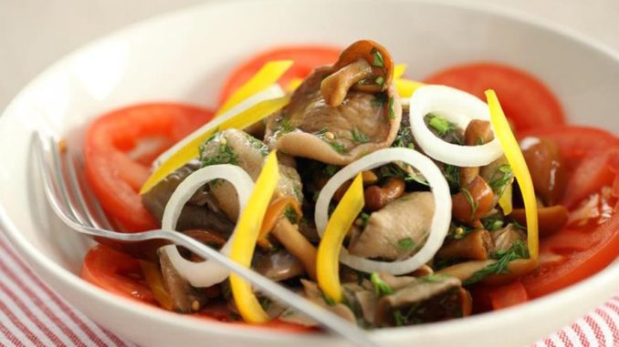 Салат из маринованных грибов с овощами Салат из маринованных грибов с овощами