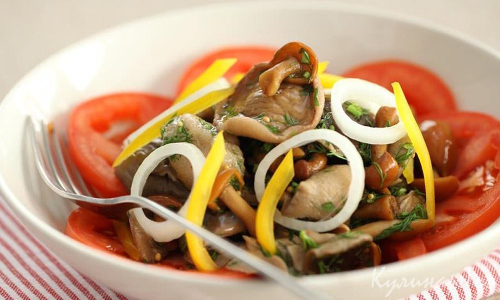 Салат из маринованных грибов с овощами