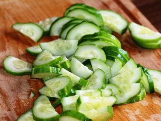 Салат из свежих огурцов и чеснока