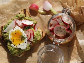 Тосты с маринованным редисом, авокадо и яйцами в мешочек