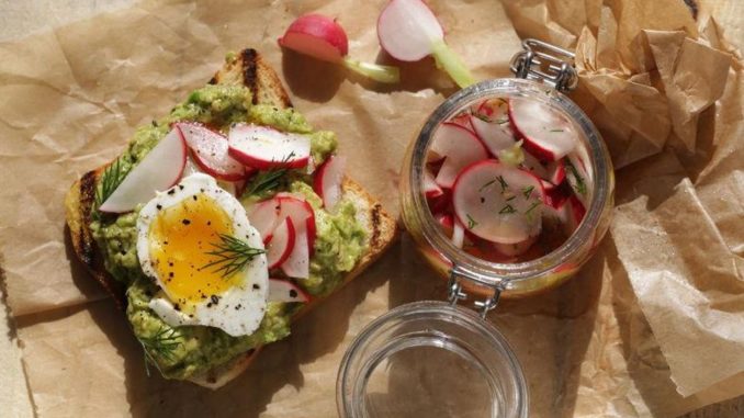 Тосты с маринованным редисом, авокадо и яйцами в мешочек Тосты с маринованным редисом, авокадо и яйцами в мешочек
