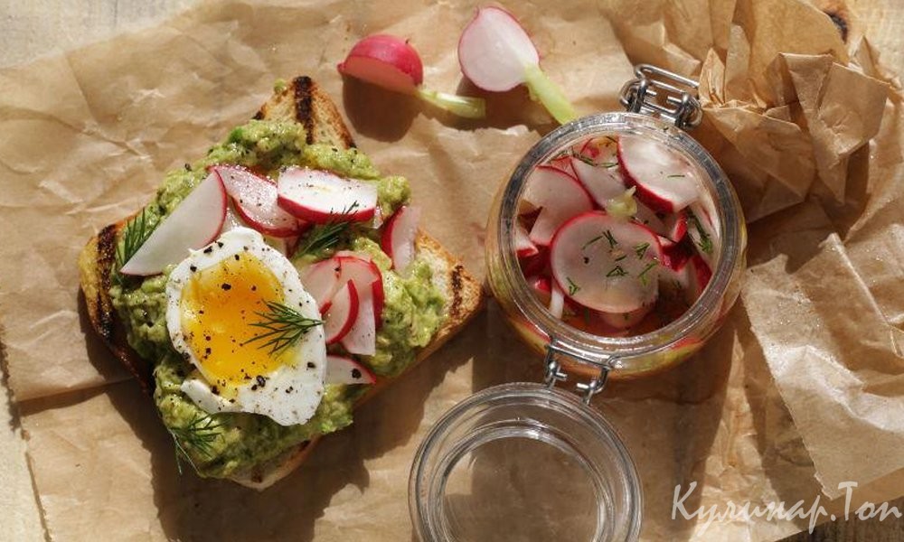 Тосты с маринованным редисом, авокадо и яйцами в мешочек