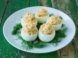 Яйца, фаршированные зеленым горошком