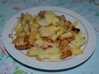 Жареный картофель с лисичками