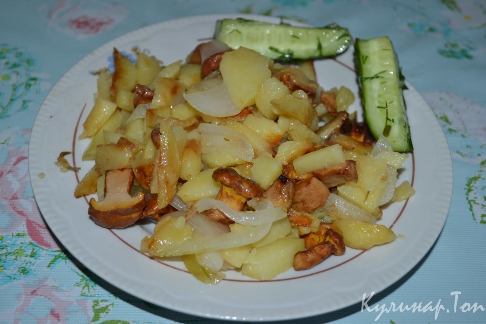 Жареный картофель с лисичками