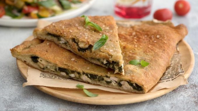 Закрытая пицца с курицей Закрытая пицца с курицей