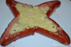 "Звездочки" из сосисок с картофелем и сыром