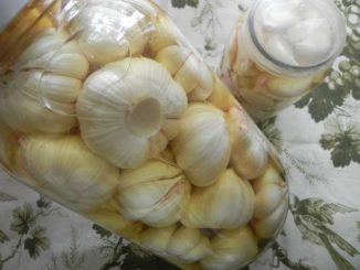Чеснок, маринованный головками