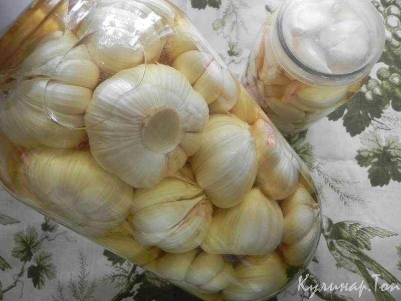 Чеснок, маринованный головками