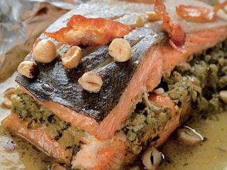 Форель с фундуком и беконом в духовке