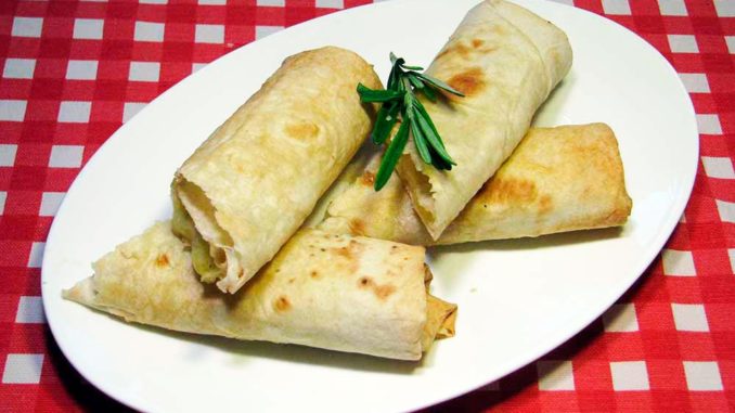Горячие роллы с сыром и овощами Горячие роллы с сыром и овощами