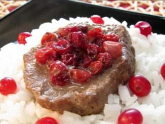 Говядина, жаренная с клюквой