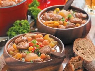 Гуляш грибной в горшочках