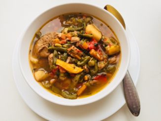 Гювеч с капустой и фасолью