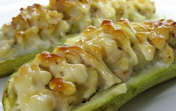 Кабачки, фаршированные курицей и овощами Кабачки, фаршированные курицей и овощами