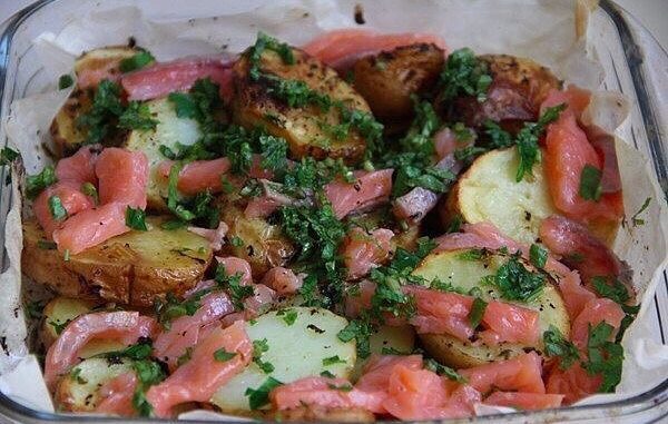 Картошка по-деревенски с красной рыбой Картошка по-деревенски с красной рыбой