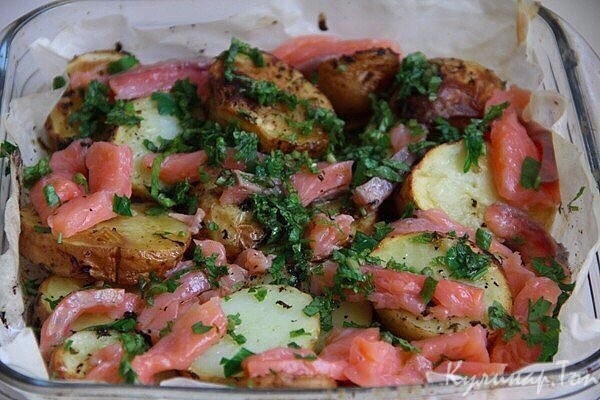 Картошка по-деревенски с красной рыбой