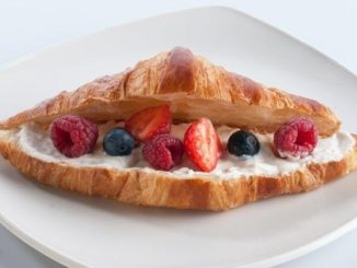 Круассаны с творогом и ягодами