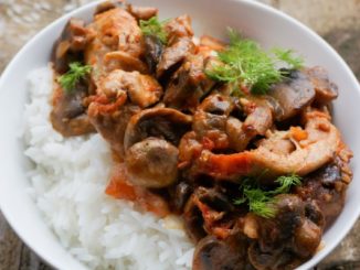 Куриные бедрышки c грибами в томатном соусе