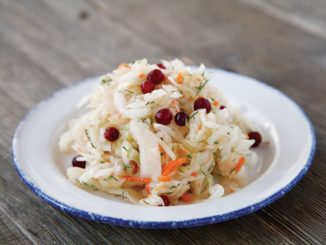 Квашеная капуста с брусникой