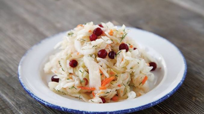 Квашеная капуста с брусникой Квашеная капуста с брусникой