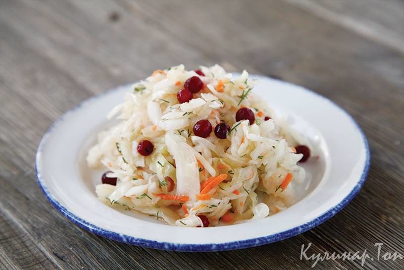 Квашеная капуста с брусникой