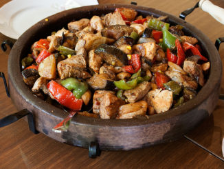 Мясо с овощами на болгарском сачe