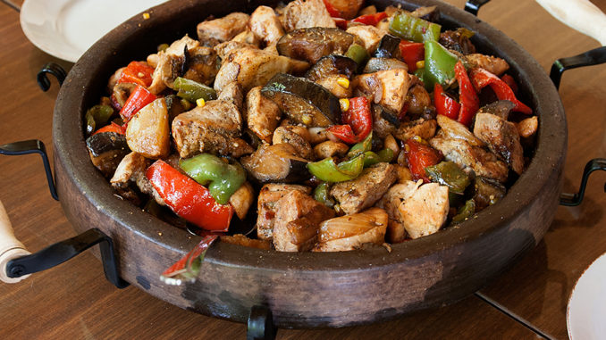 Мясо с овощами на болгарском сачe Мясо с овощами на болгарском сачe