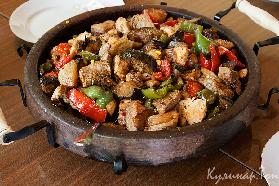Мясо с овощами на болгарском сачe