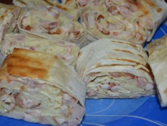 Рулет из лаваша с копченой курицей и сыром