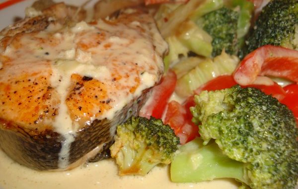 Рыба с овощами, запечённая в молочном соусе Рыба с овощами, запечённая в молочном соусе