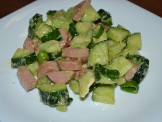 Салат из огурцов и авокадо с сосисками