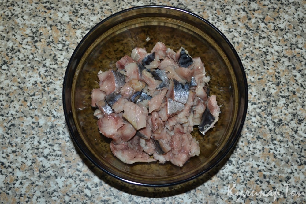 Салат со скумбрией и крабовыми палочками